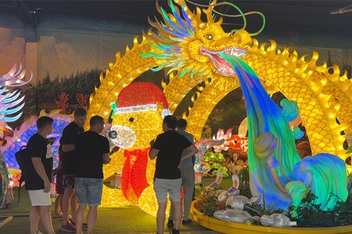 The customer visited the lantern-themed exhibition hall The customer visited the lantern-themed exhibition hall