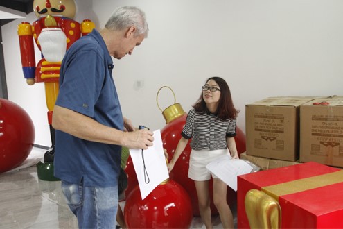 Customer checks the quantity Customer checks the quantity